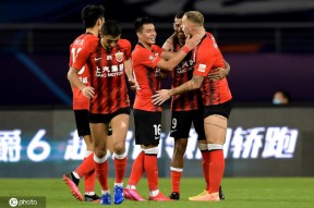 新疆广汇训练开放日；国际比赛日完成体检引欢呼；中超在即；轮换策略成焦点的简单介绍-华体会电竞